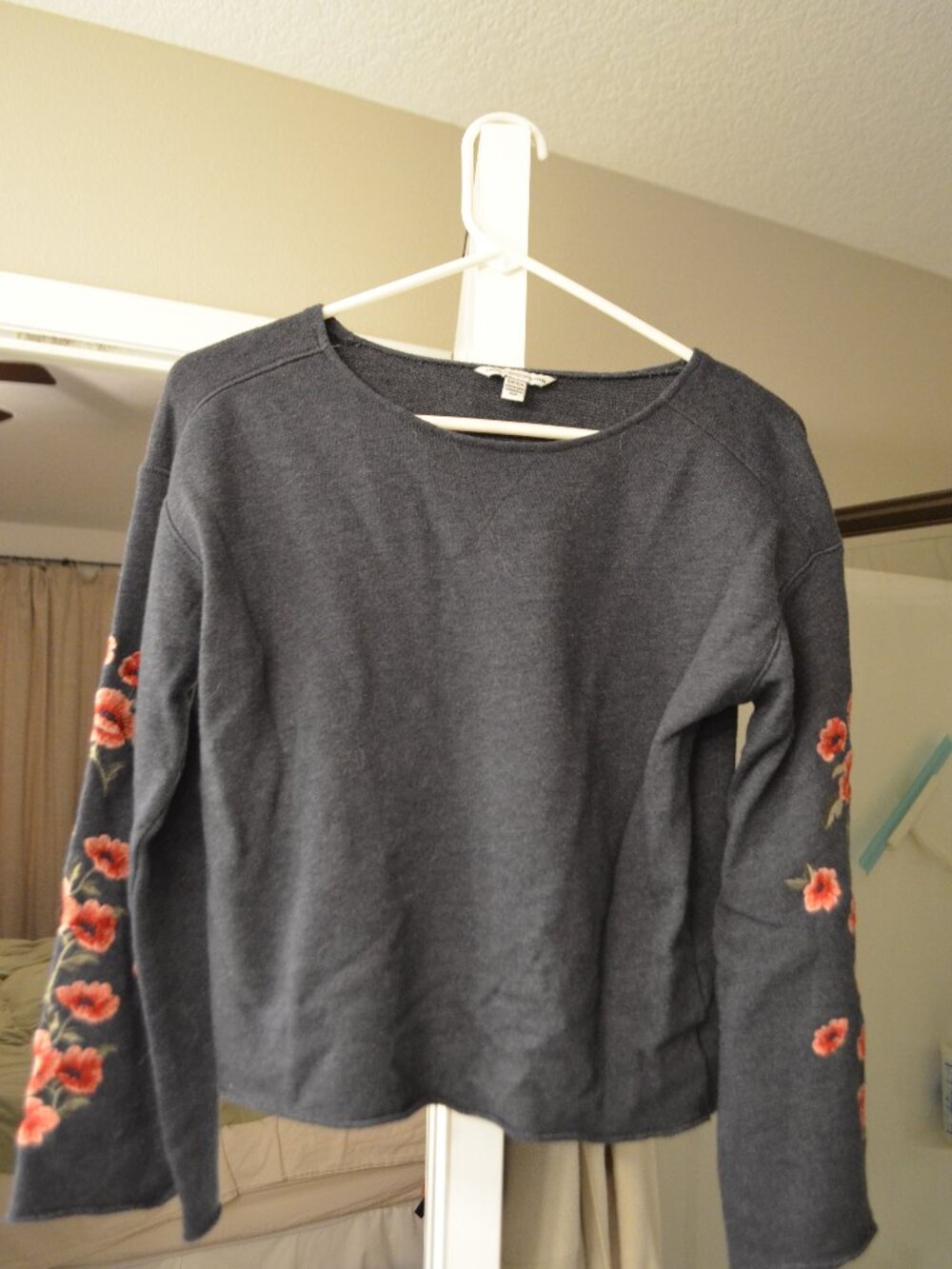 Womens Small American Eagle L/S Boat Neck Sweatshirt, Bell Sleeves, Unique!